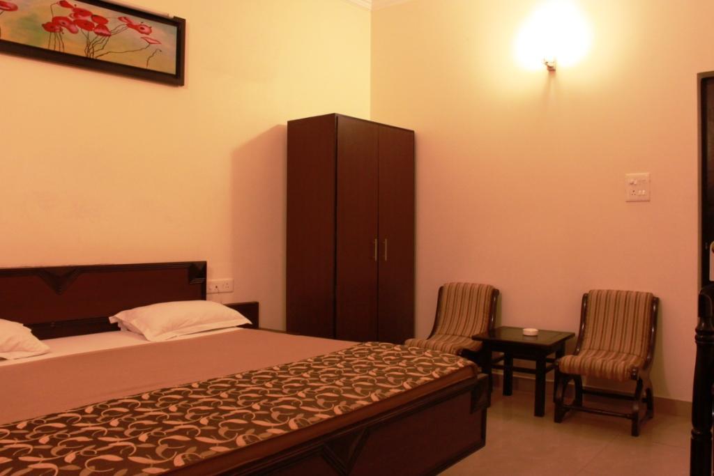 Hotel Utsav Деградун Екстер'єр фото